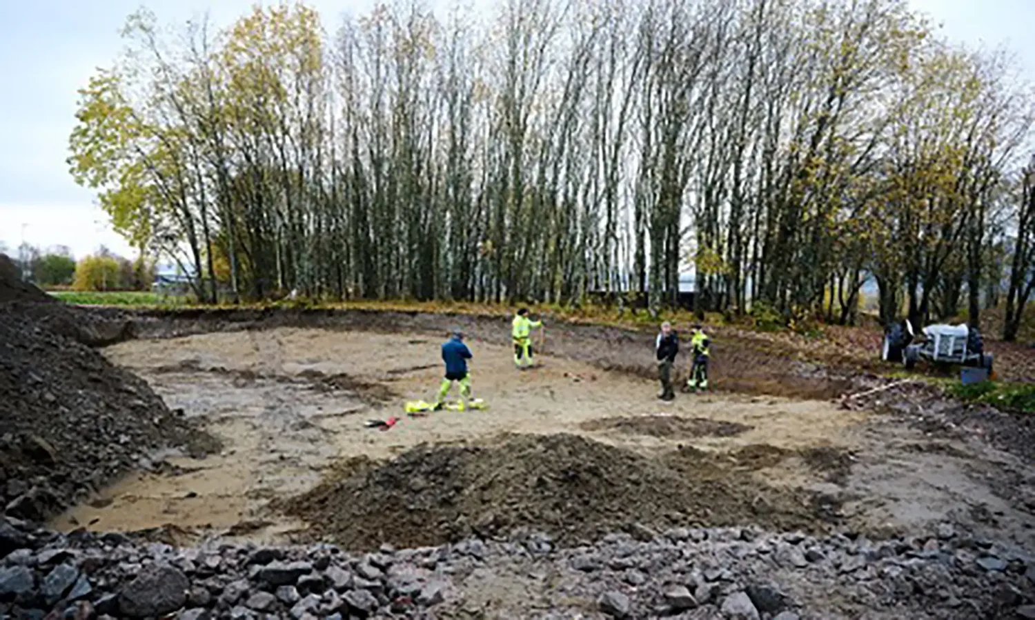 Foto og tekst fra Namdalsavisa den 4.6.2024: Arkeologer fra NTNU Vitenskapsmuseet undersøkte Olamohaugen på Hunn i oktober 2022, og disse utgravingene har også kostet Overhalla kommune dyrt. Foto: Bjørn Tore Ness.