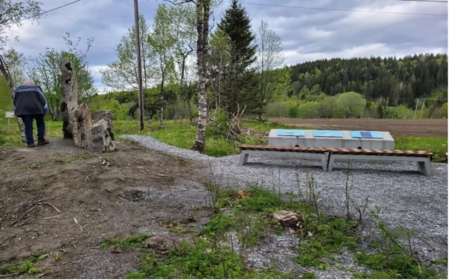 Bautasteinene er reist sammen med informasjonstavler. De to minste er resultat av at en eller to steiner er blitt delt. John Hunn (ved steinene på det øverste bildet) og dattera Ellen Janne Hunn Olsen er de to siste med familienamnet Hunn i Namdalen. Foto: Brynjar Mørkved.