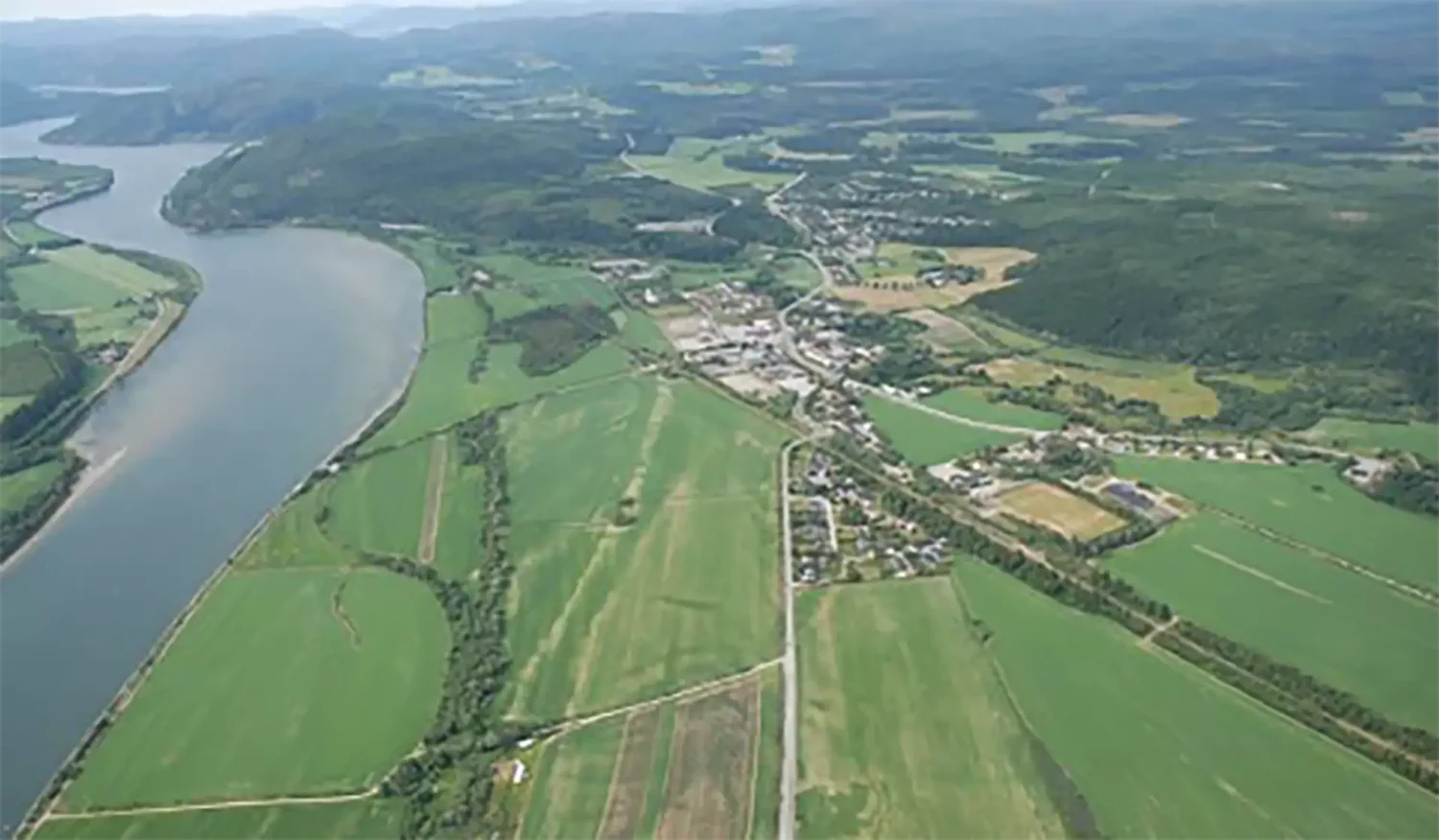Grend, bygdesenter og kirkestedet Hunn m/ Namsen (namsinj), Vattan og Hunnaåsen. Foto: Nord-Trøndelag fylkeskommune (kilde: Trønder Avisa 17.9.2020) og Lars Forseth.