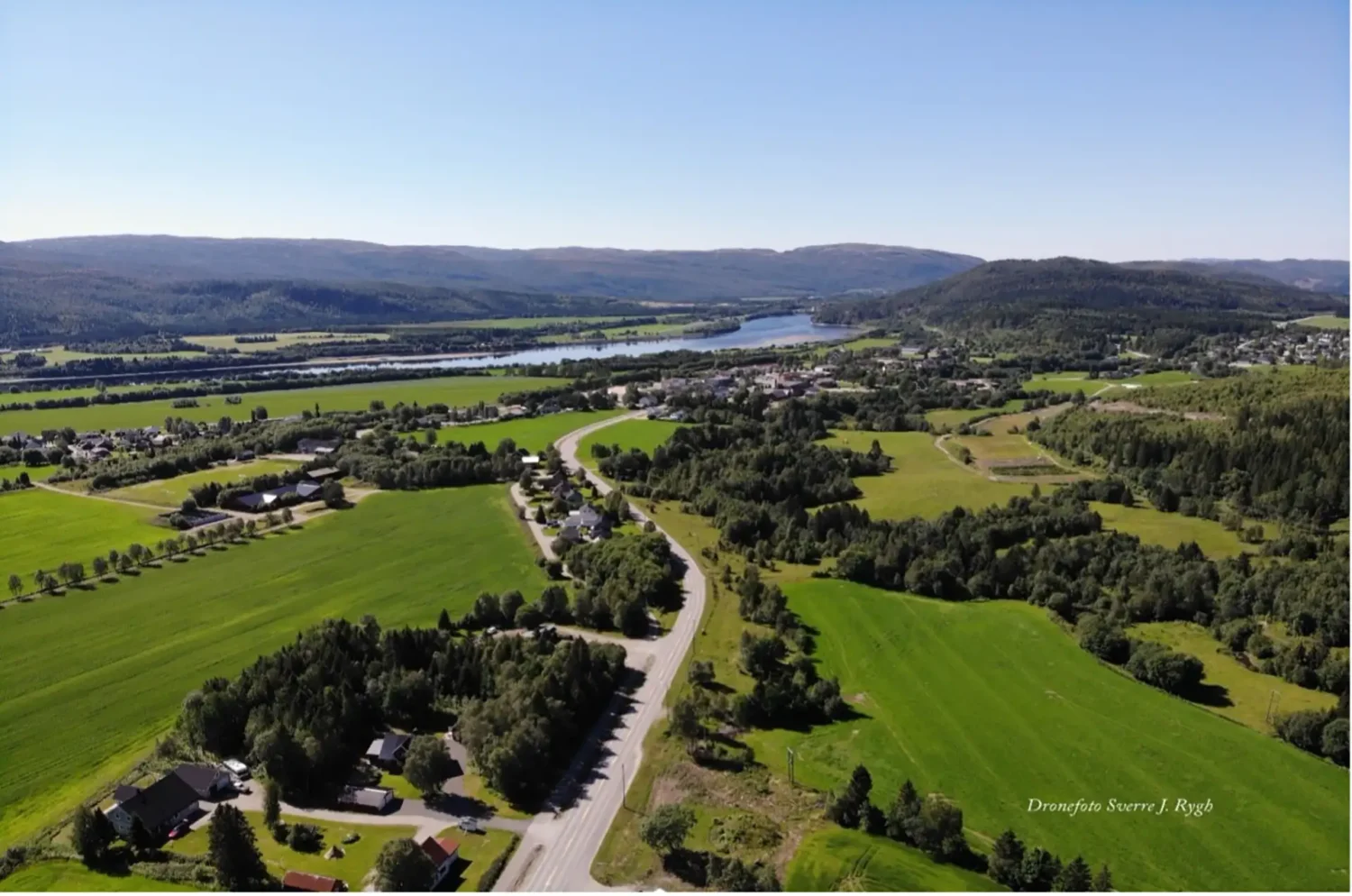 Hunn gravfelt til høgre for FV 17 (nedre billedkant). Namsen, Vattan og Strandfjellet (Sørfjella) i bakgrunnen. Foto: Sverre J. Rygh.