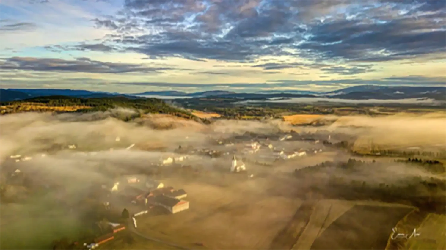 Hunn – nærmeste er Skage gård og Skage kirke. Foto: Einar Aas.