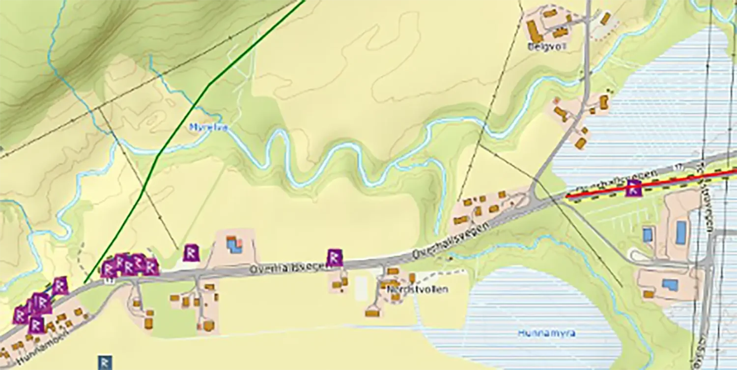 Rød strek viser kavlvegen like øst for Bjørbekken (betyr beverbekken) og vegkryss hvor vegen til Nordgårdene tar av fra FV 17. Kavlvegen gikk over Tramyra til Håi. Grønn strek viser hulvegen fra Hunn til Nordgårdene med grenda Skiljås m.fl. Kart mottatt fra Willy A. Knutsen.