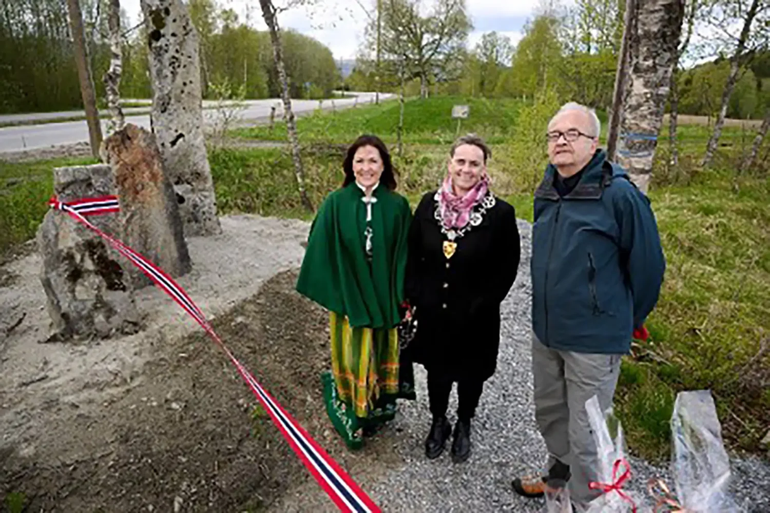 F.v. kultursjef Siri Hongseth, ordfører Hege Kristin Kværnø Saugen og grunneier Brynjar Mørkved.