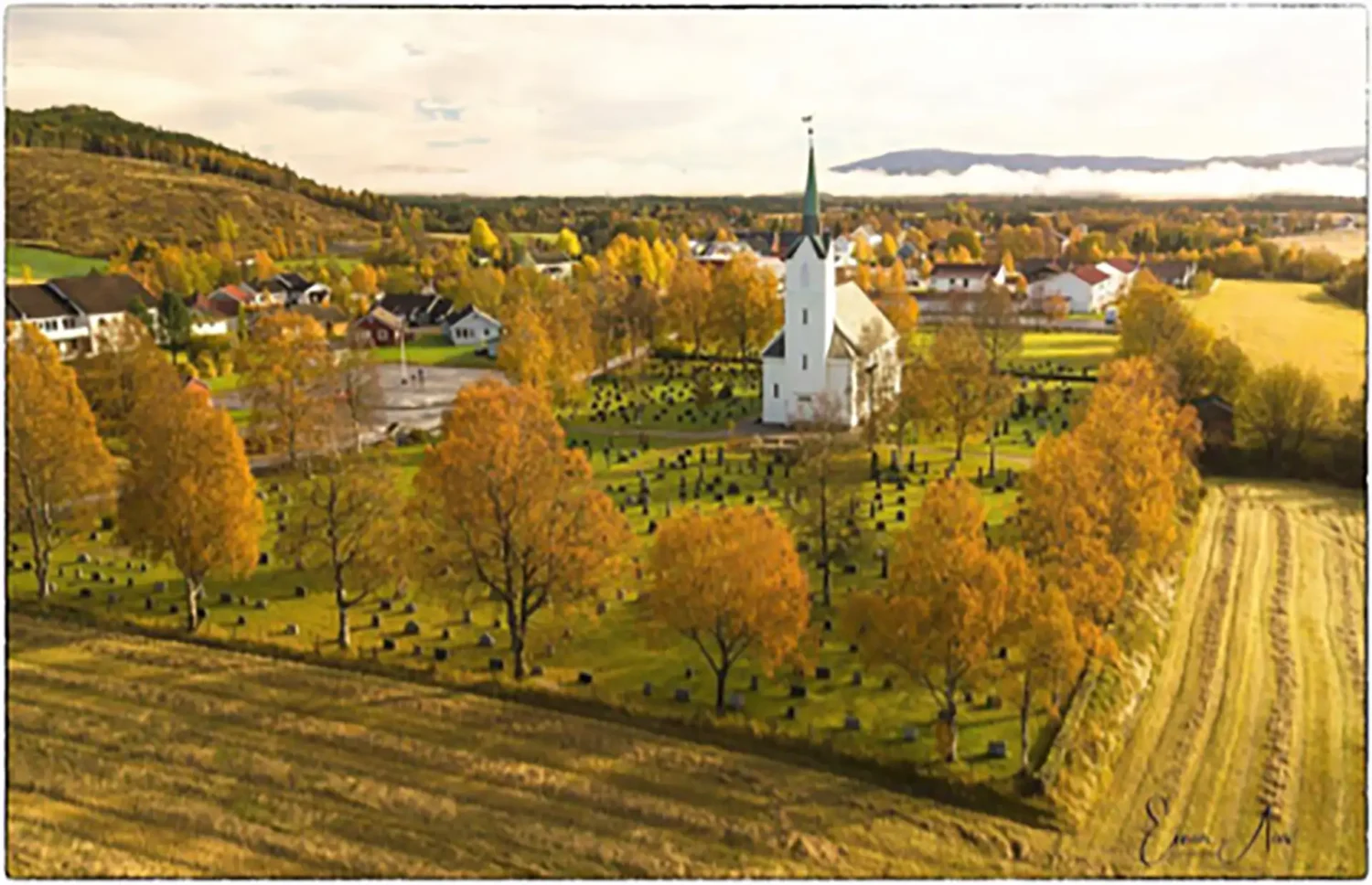 Skage kirke med kjerkgård, graver og kjerkgårdsmur. Foto: Einar Aas