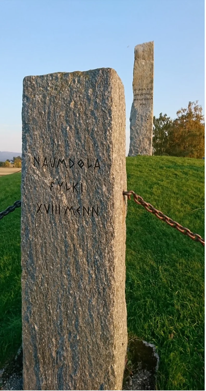 Steinen til Naumdøla fylki på Frostatinget, Frosta. Steinen viser at Namdalen stilte med 18 mann der. Foto: Brynjar Mørkved