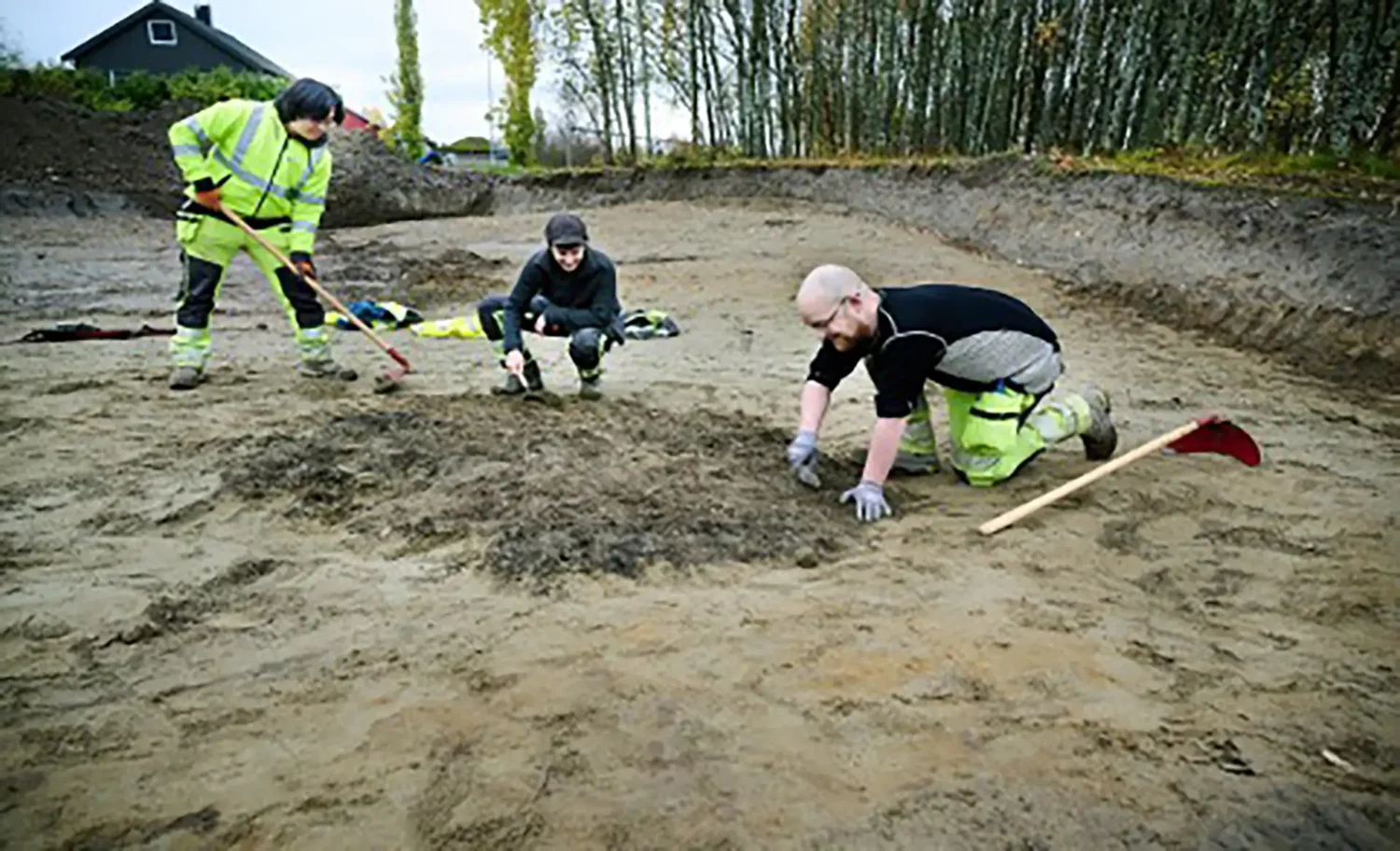 Foto og tekst fra Namdalsavisa den 4.6.2024: UNDERSØKELSEN: Bildet er tatt i forbindelse med undersøkelsen NTNU Vitenskapsmuseet gjorde av Olamohaugen høsten 2022. Her er Stian Ingdahl, Hanne Bryn (feltleder) og Vegard Edvardsen i gang med arbeidet. Foto: Bjørn Tore Ness.